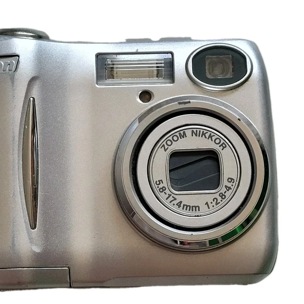 Nikon Coolpix 2100 2.0MP Digital Camera - FOR PARTS - Lens Error - Very Clean